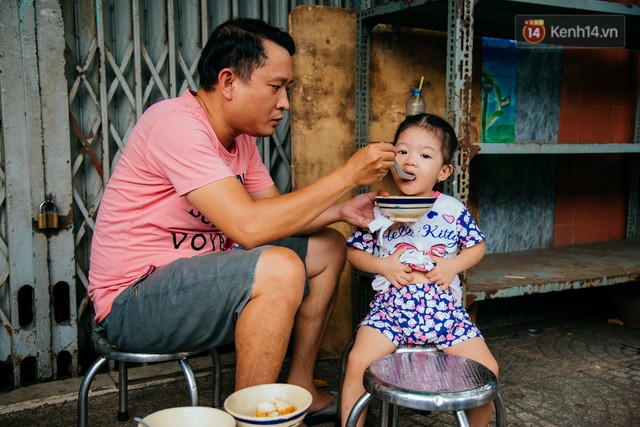 Quán cháo hào sảng giá 5.000 đồng/ tô của cô Tư Sài Gòn: Nhà Tư không nợ nần gì, bán vầy là sống thoải mái rồi! - Ảnh 6.