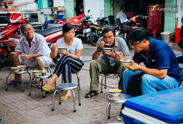 Quán cháo hào sảng giá 5.000 đồng/ tô của cô Tư Sài Gòn: Nhà Tư không nợ nần gì, bán vầy là sống thoải mái rồi! - Ảnh 7.