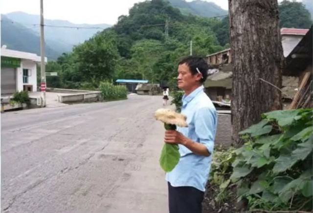 Trung Quốc: Phát hiện người đàn ông giống hệt CEO Jack Ma rao bán nấm rừng ở ven đường - Ảnh 1.