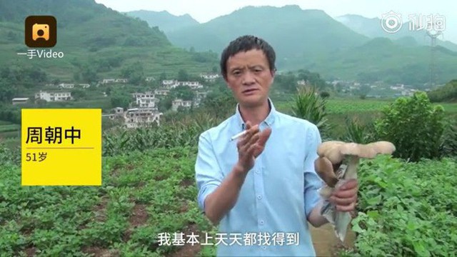 Trung Quốc: Phát hiện người đàn ông giống hệt CEO Jack Ma rao bán nấm rừng ở ven đường - Ảnh 2.
