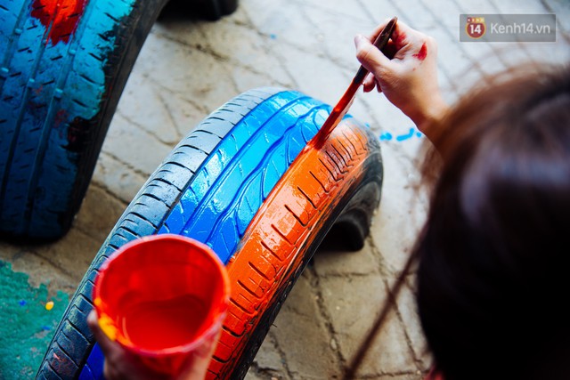 [Sống đẹp] Nhận về những vỏ lốp ô tô hư hỏng và đây là cách mà nhóm bạn trẻ tạo nên một sân chơi cho các em nhỏ ở Bình Phước - Ảnh 7.