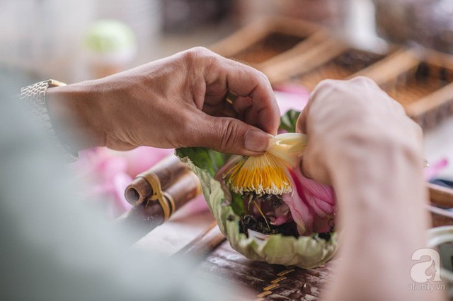 Trà dệt hương sen - thứ trà ủ cả ngàn bông sen Hồ Tây đầy tinh tế của Hà Nội - Ảnh 17. Trà dệt hương sen - thứ trà ủ cả ngàn bông sen Hồ Tây đầy tinh tế của Hà Nội - Ảnh 17.