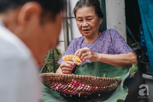  Trà dệt hương sen - thứ trà ủ cả ngàn bông sen Hồ Tây đầy tinh tế của Hà Nội  - Ảnh 3.