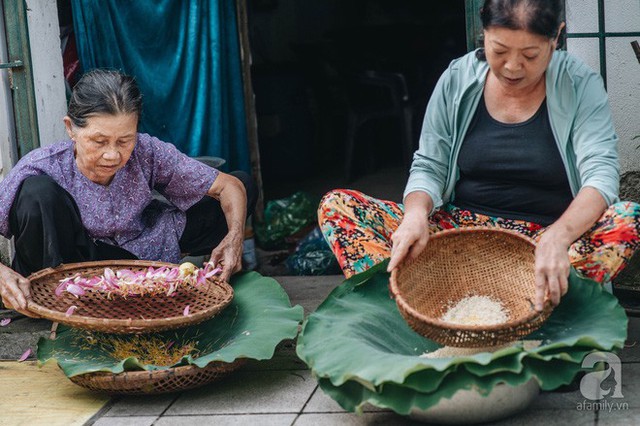  Trà dệt hương sen - thứ trà ủ cả ngàn bông sen Hồ Tây đầy tinh tế của Hà Nội  - Ảnh 7.