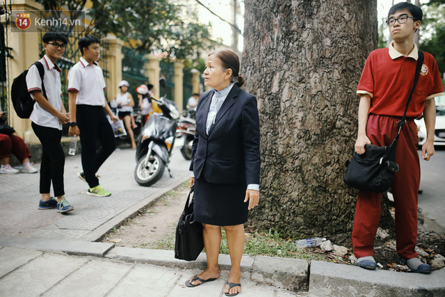 [Sống đẹp]: Có một cô giáo 67 tuổi mặc vest mang dép lê, 10 năm đứng chờ sĩ tử Sài Gòn: Không lập gia đình, cưng học sinh như con - Ảnh 1.