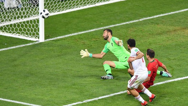 Ronaldo đá hỏng penalty, Bồ Đào Nha tim đập chân run bước vào vòng 1/8 - Ảnh 3.