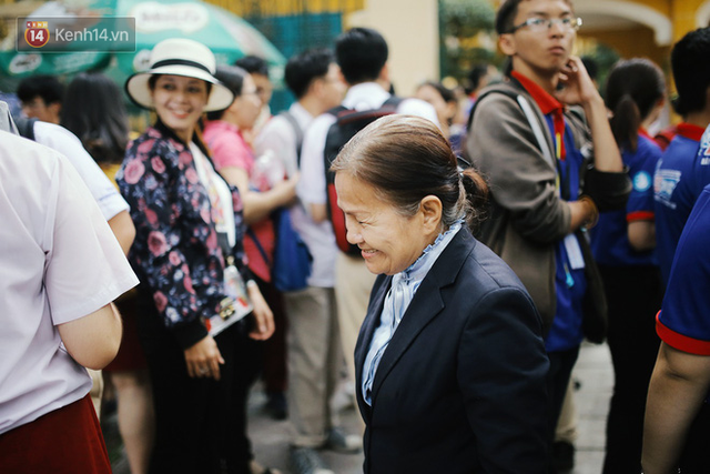 [Sống đẹp]: Có một cô giáo 67 tuổi mặc vest mang dép lê, 10 năm đứng chờ sĩ tử Sài Gòn: Không lập gia đình, cưng học sinh như con - Ảnh 5.