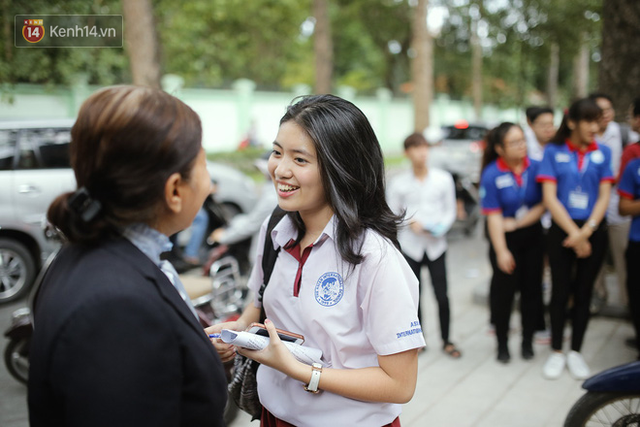 [Sống đẹp]: Có một cô giáo 67 tuổi mặc vest mang dép lê, 10 năm đứng chờ sĩ tử Sài Gòn: Không lập gia đình, cưng học sinh như con - Ảnh 6.