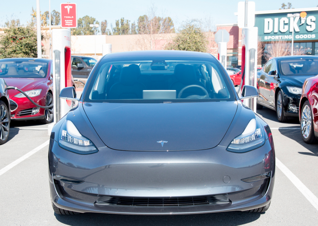 Sau một thời gian dài đóng đơn đặt hàng xe Model 3 vì sản xuất không kịp, giờ đây Tesla mở lại đơn đặt hàng, thậm chí còn giảm giá xe - Ảnh 1.