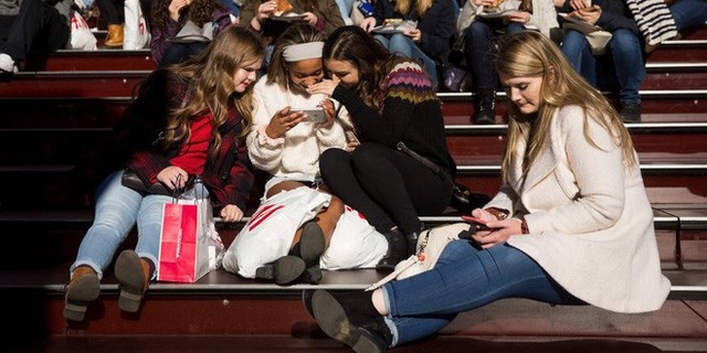 Pew Research: Gần 50% thanh thiếu niên ở Mỹ đang nghiện Internet, nguyên nhân do sự bùng nổ của smartphone - Ảnh 2.