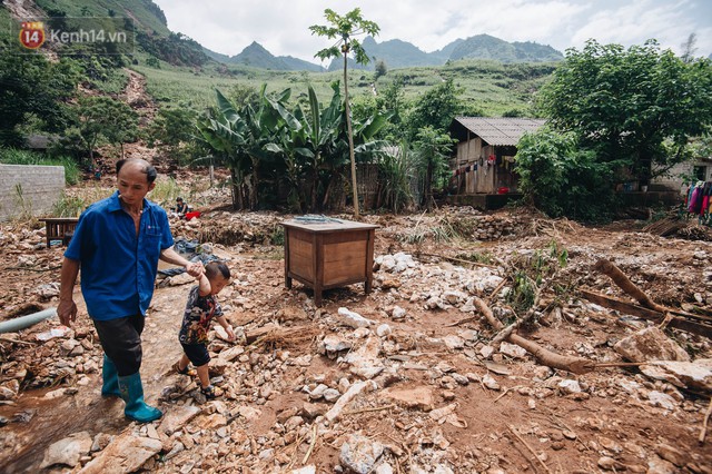 Trận lũ đau thương ở Hà Giang trong vòng 10 năm qua: Giờ đâu còn nhà nữa, mất hết, lũ cuốn trôi hết rồi... - Ảnh 13.