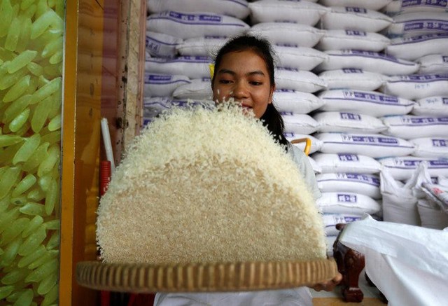 Điều gì khiến Campuchia từ quốc gia đói nghèo, sau 10 năm có gạo xuất khẩu tới 63 thị trường, thu nhập người nông dân tăng 100% chỉ nhờ trồng lúa? - Ảnh 2.