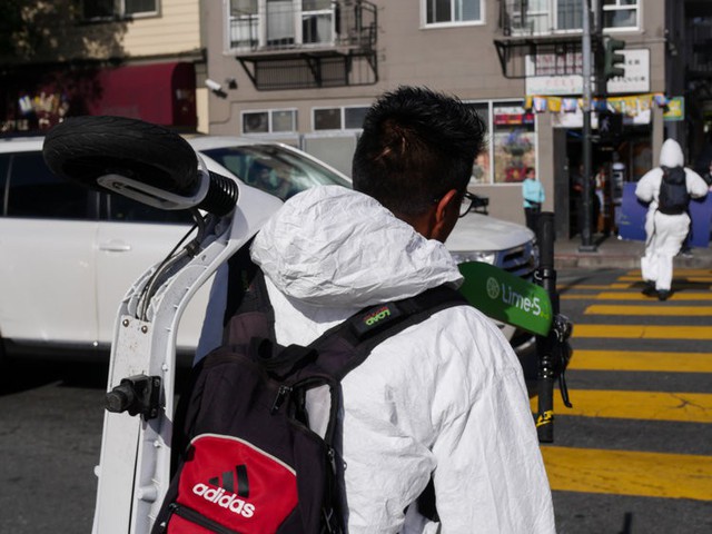 Lợi dụng ứng dụng thuê xe điện Scooter, người biểu tình tại San Francisco dùng xe chặn kín đường để phản đối các công ty công nghệ - Ảnh 1.