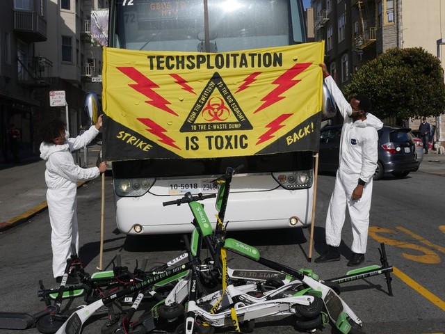 Lợi dụng ứng dụng thuê xe điện Scooter, người biểu tình tại San Francisco dùng xe chặn kín đường để phản đối các công ty công nghệ - Ảnh 2.