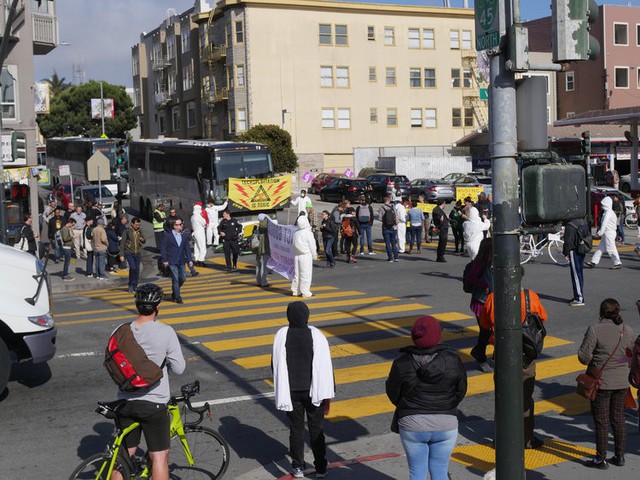 Lợi dụng ứng dụng thuê xe điện Scooter, người biểu tình tại San Francisco dùng xe chặn kín đường để phản đối các công ty công nghệ - Ảnh 4.