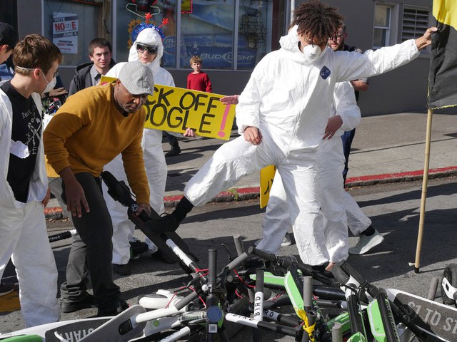 Lợi dụng ứng dụng thuê xe điện Scooter, người biểu tình tại San Francisco dùng xe chặn kín đường để phản đối các công ty công nghệ - Ảnh 8.
