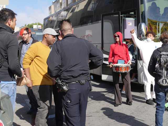 Lợi dụng ứng dụng thuê xe điện Scooter, người biểu tình tại San Francisco dùng xe chặn kín đường để phản đối các công ty công nghệ - Ảnh 9.