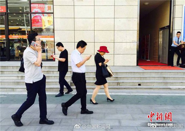 Trung Quốc nhốt người nghiện smartphone vào những làn đường đi bộ đặc biệt trên vỉa hè - Ảnh 2.