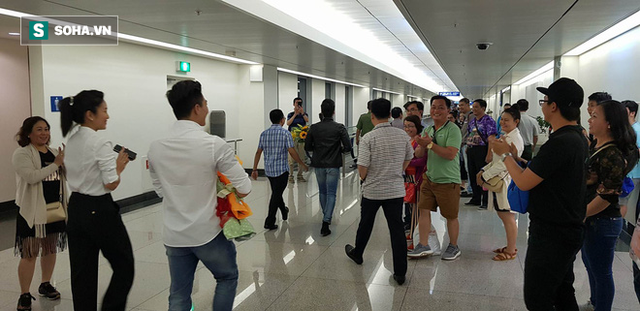 Anh em Quốc Cơ - Quốc Nghiệp xúc động ôm chặt mẹ tại sân bay Tân Sơn Nhất - Ảnh 1.