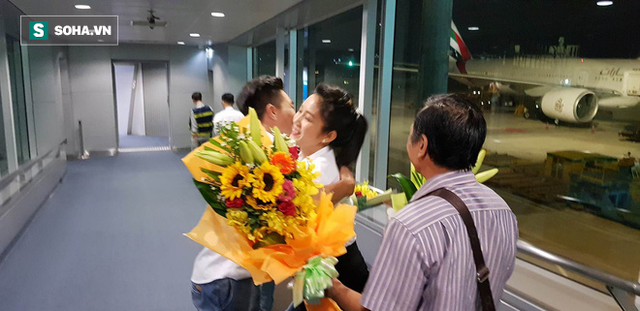 Anh em Quốc Cơ - Quốc Nghiệp xúc động ôm chặt mẹ tại sân bay Tân Sơn Nhất - Ảnh 3.