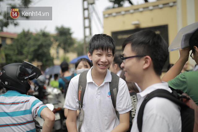 Đề khó, không làm được bài nhưng thí sinh vẫn cười tươi vì cuối cùng kỳ thi tuyển sinh vào lớp 10 đã kết thúc! - Ảnh 1. Đề khó, không làm được bài nhưng thí sinh vẫn cười tươi vì cuối cùng kỳ thi tuyển sinh vào lớp 10 đã kết thúc! - Ảnh 1.