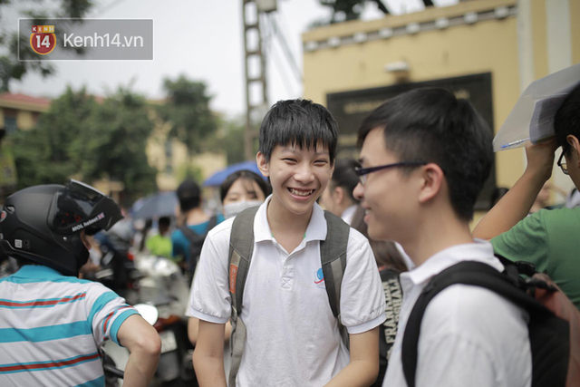 Đề khó, không làm được bài nhưng thí sinh vẫn cười tươi vì cuối cùng kỳ thi tuyển sinh vào lớp 10 đã kết thúc! - Ảnh 1.