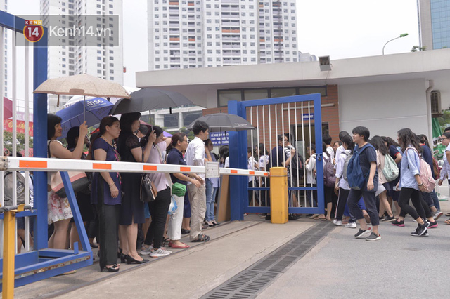 Đề khó, không làm được bài nhưng thí sinh vẫn cười tươi vì cuối cùng kỳ thi tuyển sinh vào lớp 10 đã kết thúc! - Ảnh 13. Đề khó, không làm được bài nhưng thí sinh vẫn cười tươi vì cuối cùng kỳ thi tuyển sinh vào lớp 10 đã kết thúc! - Ảnh 13.