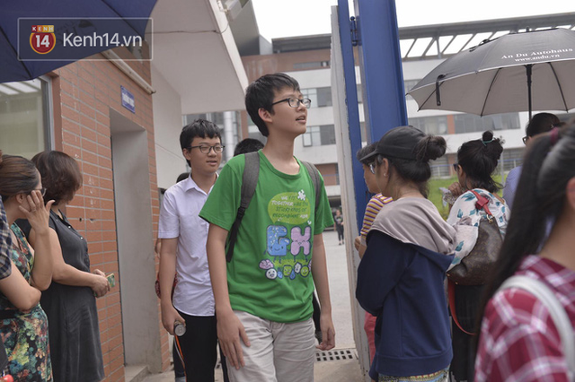 Đề khó, không làm được bài nhưng thí sinh vẫn cười tươi vì cuối cùng kỳ thi tuyển sinh vào lớp 10 đã kết thúc! - Ảnh 20. Đề khó, không làm được bài nhưng thí sinh vẫn cười tươi vì cuối cùng kỳ thi tuyển sinh vào lớp 10 đã kết thúc! - Ảnh 20.
