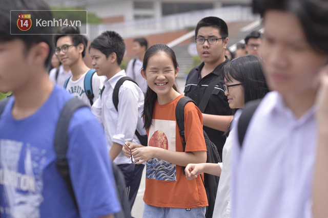 Đề khó, không làm được bài nhưng thí sinh vẫn cười tươi vì cuối cùng kỳ thi tuyển sinh vào lớp 10 đã kết thúc! - Ảnh 3. Đề khó, không làm được bài nhưng thí sinh vẫn cười tươi vì cuối cùng kỳ thi tuyển sinh vào lớp 10 đã kết thúc! - Ảnh 3.