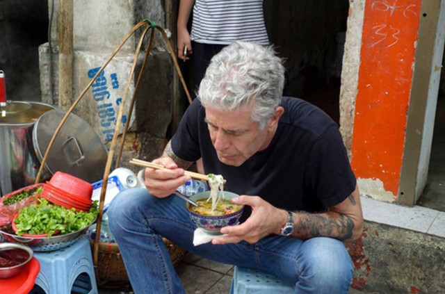 Những hình ảnh đáng nhớ của đầu bếp Anthony Bourdain trong hành trình khám phá ẩm thực Việt Nam - Ảnh 4.