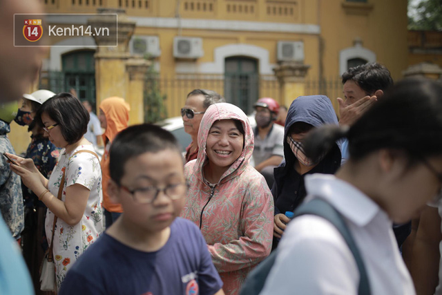 Đề khó, không làm được bài nhưng thí sinh vẫn cười tươi vì cuối cùng kỳ thi tuyển sinh vào lớp 10 đã kết thúc! - Ảnh 4. Đề khó, không làm được bài nhưng thí sinh vẫn cười tươi vì cuối cùng kỳ thi tuyển sinh vào lớp 10 đã kết thúc! - Ảnh 4.