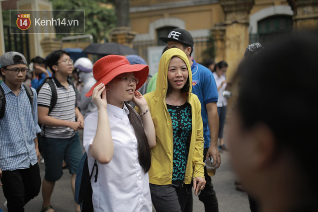 Đề khó, không làm được bài nhưng thí sinh vẫn cười tươi vì cuối cùng kỳ thi tuyển sinh vào lớp 10 đã kết thúc! - Ảnh 5. Đề khó, không làm được bài nhưng thí sinh vẫn cười tươi vì cuối cùng kỳ thi tuyển sinh vào lớp 10 đã kết thúc! - Ảnh 5.