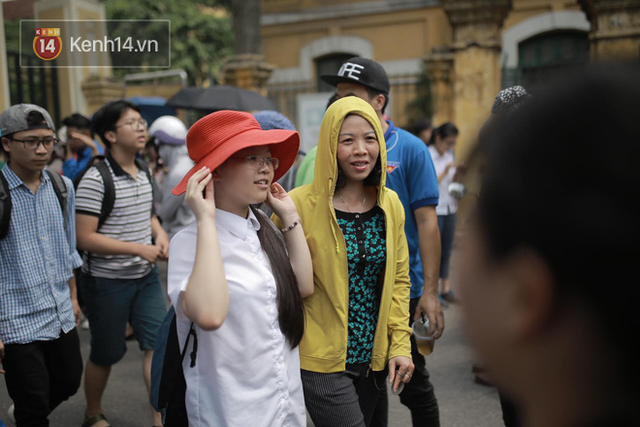 Đề khó, không làm được bài nhưng thí sinh vẫn cười tươi vì cuối cùng kỳ thi tuyển sinh vào lớp 10 đã kết thúc! - Ảnh 5.