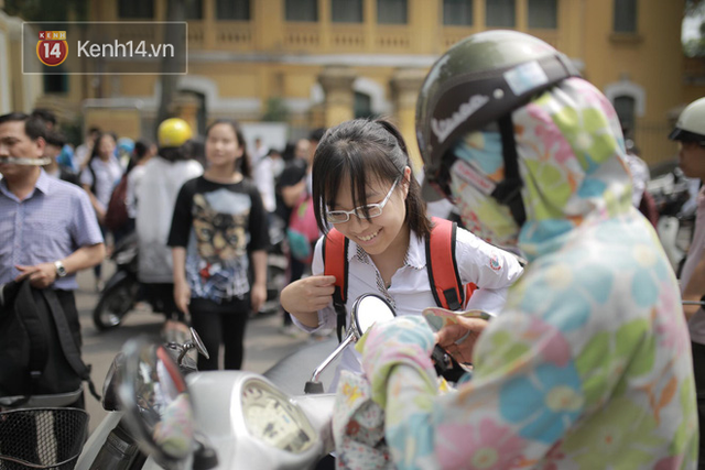 Đề khó, không làm được bài nhưng thí sinh vẫn cười tươi vì cuối cùng kỳ thi tuyển sinh vào lớp 10 đã kết thúc! - Ảnh 6. Đề khó, không làm được bài nhưng thí sinh vẫn cười tươi vì cuối cùng kỳ thi tuyển sinh vào lớp 10 đã kết thúc! - Ảnh 6.