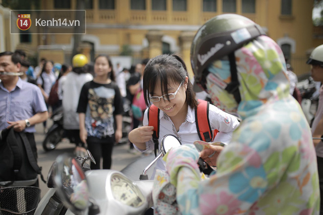 Đề khó, không làm được bài nhưng thí sinh vẫn cười tươi vì cuối cùng kỳ thi tuyển sinh vào lớp 10 đã kết thúc! - Ảnh 6.