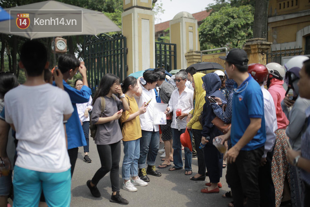 Đề khó, không làm được bài nhưng thí sinh vẫn cười tươi vì cuối cùng kỳ thi tuyển sinh vào lớp 10 đã kết thúc! - Ảnh 7.