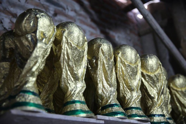 Cặp vợ chồng ở làng gốm Bát Tràng dự tính thu về 240 triệu sau khi tung 3.000 chiếc Cúp vàng siêu rẻ ra thế giới trong mùa World Cup - Ảnh 8.