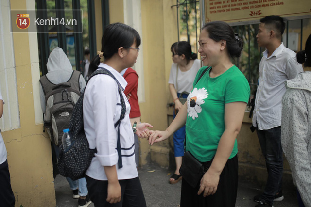 Đề khó, không làm được bài nhưng thí sinh vẫn cười tươi vì cuối cùng kỳ thi tuyển sinh vào lớp 10 đã kết thúc! - Ảnh 9. Đề khó, không làm được bài nhưng thí sinh vẫn cười tươi vì cuối cùng kỳ thi tuyển sinh vào lớp 10 đã kết thúc! - Ảnh 9.