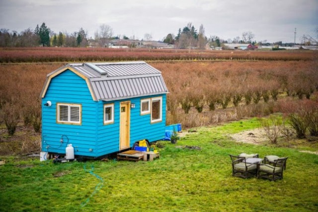 Chán cảnh thuê nhà đắt đỏ, cặp vợ chồng tự xây căn nhà nhỏ xíu nhưng đầy đủ tiện nghi giữa cánh đồng - Ảnh 2.