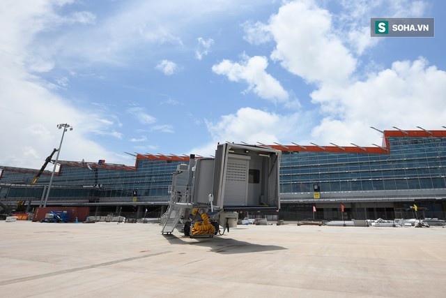 10h sáng nay, chiếc máy bay đầu tiên hạ cánh xuống sân bay Vân Đồn - Ảnh 11. 10h sáng nay, chiếc máy bay đầu tiên hạ cánh xuống sân bay Vân Đồn - Ảnh 11.
