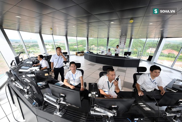 10h sáng nay, chiếc máy bay đầu tiên hạ cánh xuống sân bay Vân Đồn - Ảnh 14. 10h sáng nay, chiếc máy bay đầu tiên hạ cánh xuống sân bay Vân Đồn - Ảnh 14.