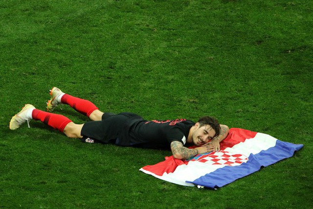 CĐV Croatia mừng phát điên khi đội nhà lần đầu tiên vào chung kết World Cup - Ảnh 24.