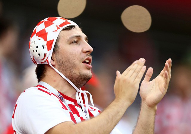 CĐV Croatia mừng phát điên khi đội nhà lần đầu tiên vào chung kết World Cup - Ảnh 10.