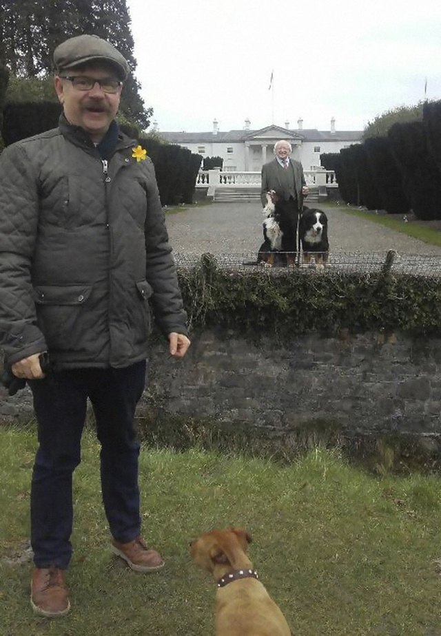 Đi đâu cũng dắt theo chó cưng, lâu lâu lại ngồi xe BMX: Những hình ảnh chứng minh Tổng thống Ireland là nguyên thủ dễ thương nhất thế giới - Ảnh 1.
