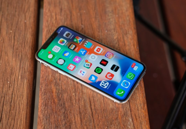 Chiếc iPhone 2018 sẽ đem đến không chỉ là một, mà là 2 cú đánh thẳng vào mặt Samsung - Ảnh 1.