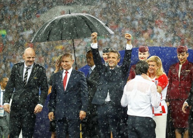 Tổng thống Pháp ăn mừng điên cuồng trước mặt ông Putin - Ảnh 3.