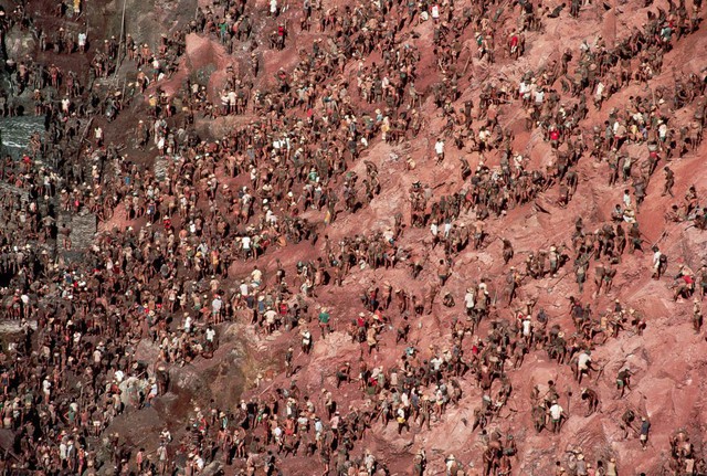 Những hình ảnh tại mỏ vàng Serra Pelada năm 1985: Khi giấc mơ làm giàu phải trả giá bằng những điều khủng khiếp - Ảnh 1.