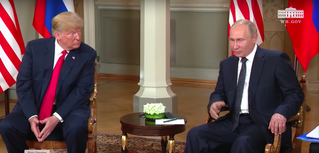 Bắt tay 3 giây và biểu cảm cứng nhắc: Hai ông Trump-Putin giống đấu sĩ chuẩn bị so găng - Ảnh 1.