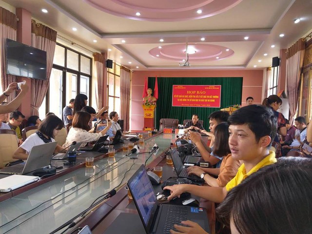 Phó Trưởng phòng khảo thí Hà Giang sửa đáp án bài thi THPT theo tin nhắn nhận được, quy trình chỉ 6s/trường hợp - Ảnh 2.