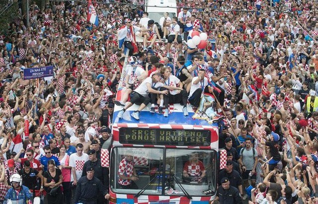 Biển người chào đón Modric và đội tuyển Croatia sau hành trình kỳ diệu ở World Cup 2018 - Ảnh 13.